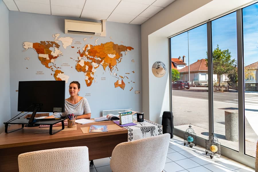 Anaïs à son bureau, dans l'espace conseil de l'agence