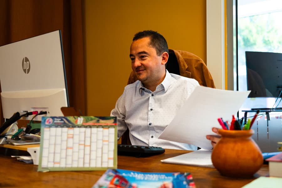 Philippe à son bureau, en train de préparer un voyage