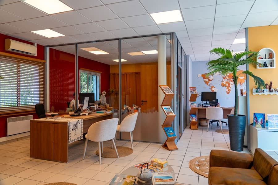 L'intérieur de l'agence Vision d'Ailleurs Voyages : bureaux de conseil et espace d'attente