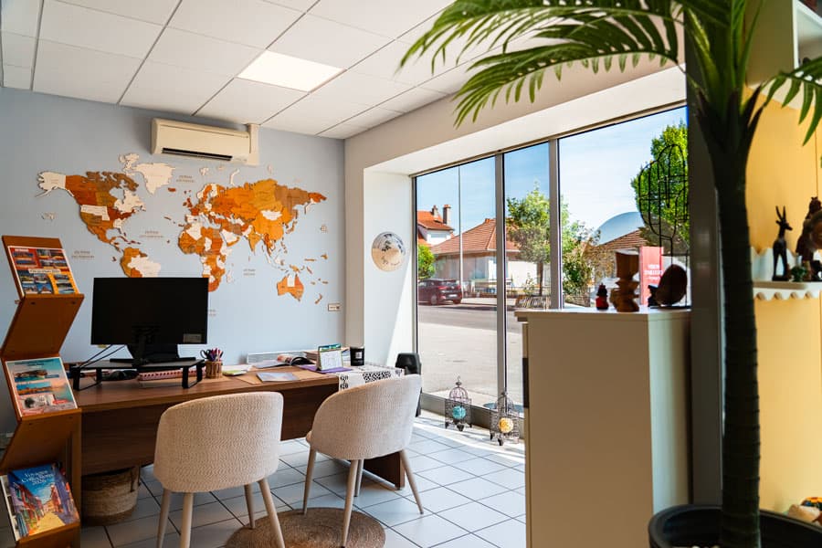 Un bureau de conseil devant la carte du monde en bois, face à la baie vitrée